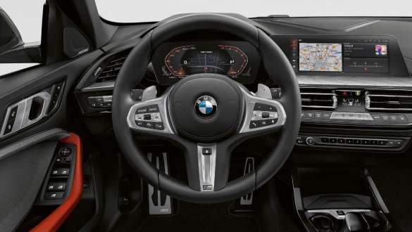 Volan M îmbrăcat în piele. Habitaclul BMW M135i xDrive cu volan M îmbrăcat în piele.