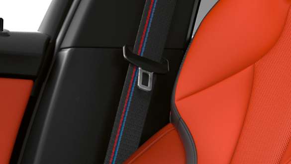 Centuri de siguranţă M. Interiorul BMW M135i xDrive cu centuri de siguranţă M.