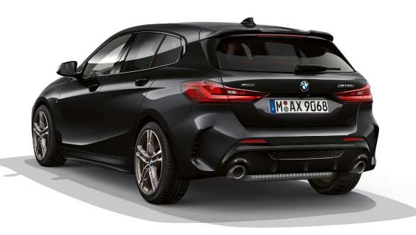 Pachet M Aerodinamic. Perspectivă spate a BMW M135i xDrive în Negru Sapphire metalizat cu pachet M Aerodinamic.