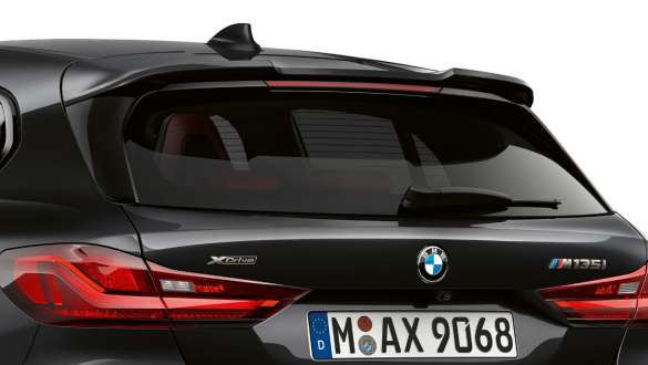Spoiler M pentru partea spate. Perspectivă spate a BMW M135i xDrive în Negru Sapphire metalizat cu spoiler M pentru partea spate.