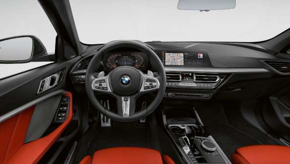 Ornamente interioare „Illuminated Boston”. Interiorul BMW M135i xDrive cu ornamente interioare „Illuminated Boston”.