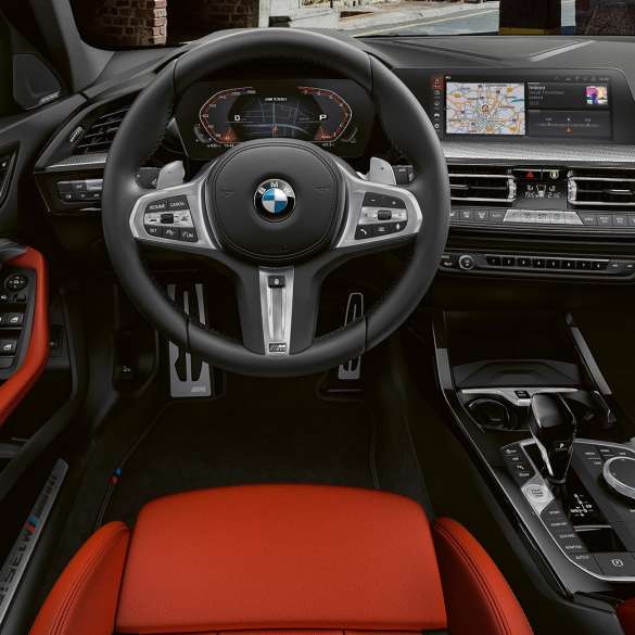 Interiorul BMW M135i xDrive. Interiorul BMW M135i xDrive cu volan M îmbrăcat în piele şi scaune M Sport.