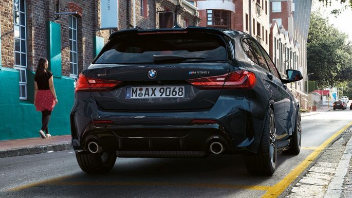 Perspectivă spate a BMW M135i xDrive. Perspectivă spate a BMW M135i xDrive în Negru Sapphire metalizat, parcând.