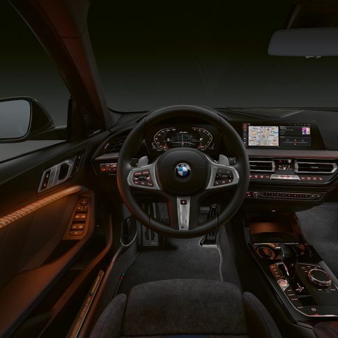 Habitaclul BMW M135i xDrive. Interiorul premium al BMW M135i xDrive cu ornamente interioare iluminate.