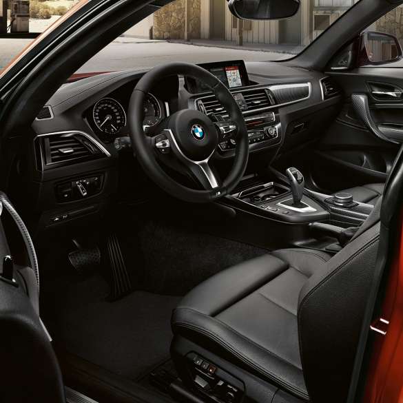 Habitaclul BMW M240i Coupé Imagine din interior cu habitaclul BMW M240i Coupé, F22, 2017, în Portocaliu Sunset metalizat