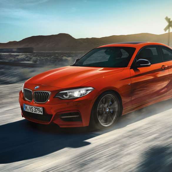 Designul BMW M240i Coupé Imagine cu trei sferturi din partea frontală a BMW M240i Coupé, F22, 2017, în Portocaliu Sunset metalizat