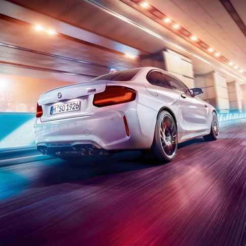 Designul părţii spate a BMW M2 Competition, F87 Imagine cu trei sferturi din partea spate a BMW M2 Competition, F87, 2018, în Argintiu Hockenheim metalizat