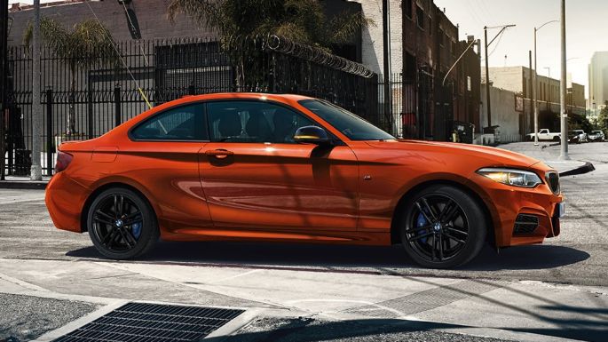 Designul BMW M240i Coupé Imagine din lateral cu BMW M240i Coupé, F22, 2017, în Portocaliu Sunset metalizat