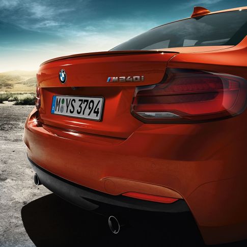 Designul părţii spate a BMW M240i Coupé Imagine cu trei sferturi din partea spate a BMW M240i Coupé, F22, 2017, în Portocaliu Sunset metalizat