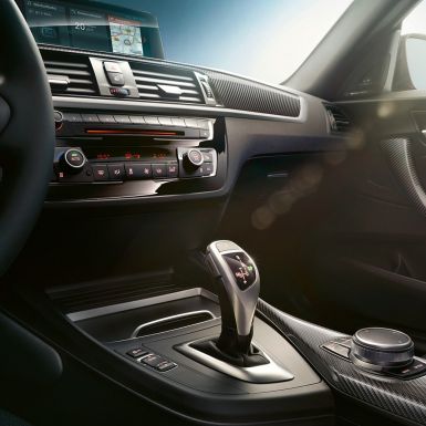 Schimbătorul de viteze al BMW M240i Coupé Imagine din interior cu schimbătorul de viteze al BMW M240i Coupé, F22, 2017
