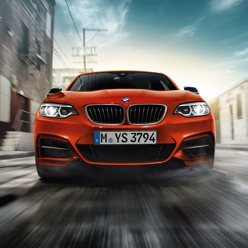 Designul frontal al BMW M240i Coupé Imagine cu designul frontal al BMW M240i Coupé, F22, 2017, în Portocaliu Sunset metalizat