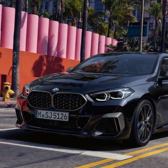 Designul exterior al BMW M235i xDrive Gran Coupé Imagine cu partea frontală a BMW M235i xDrive Gran Coupé cu designul exterior, în Negru Sapphire metalizat, F44, 2020