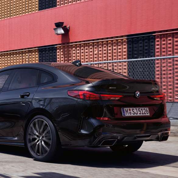 Imagine cu trei sferturi din partea spate a BMW M235i xDrive Gran Coupé Imagine de la exterior cu trei sferturi din partea spate a BMW M235i xDrive Gran Coupé, în Negru Sapphire metalizat, F44, 2020