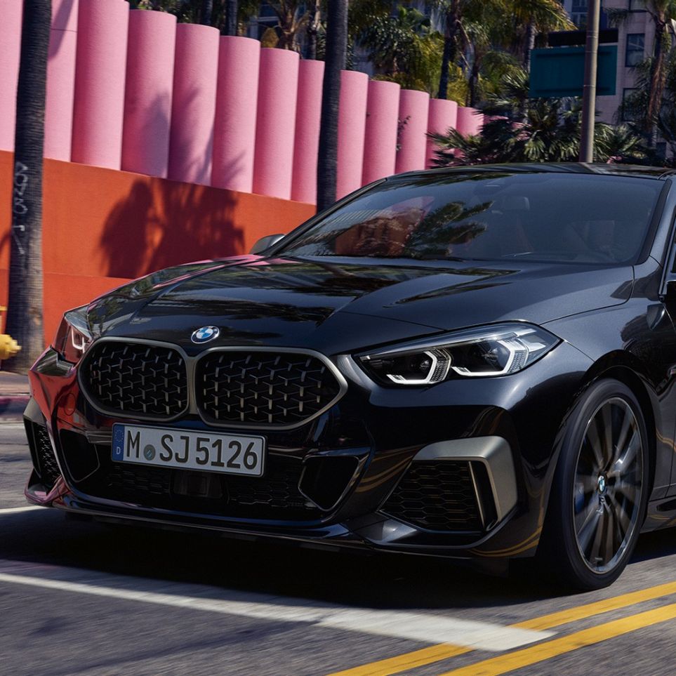 Designul frontal al BMW M235i xDrive Gran Coupé Imagine cu trei sferturi din partea frontală a BMW M235i xDrive Gran Coupé, în Negru Sapphire metalizat, F44, 2020