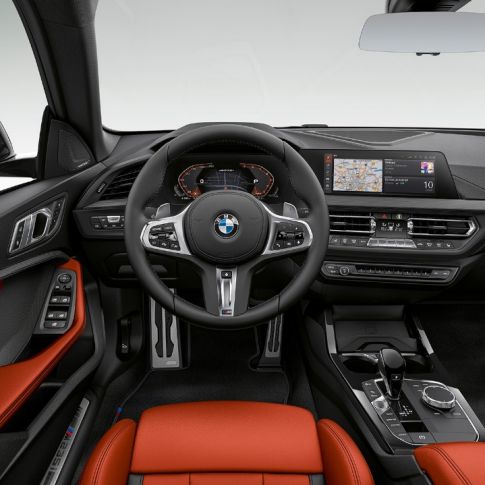 Habitaclul BMW M235i xDrive Gran Coupé Imagine din interior cu habitaclul orientat spre conducătorul auto al BMW M235i xDrive Gran Coupé, F44, 2020