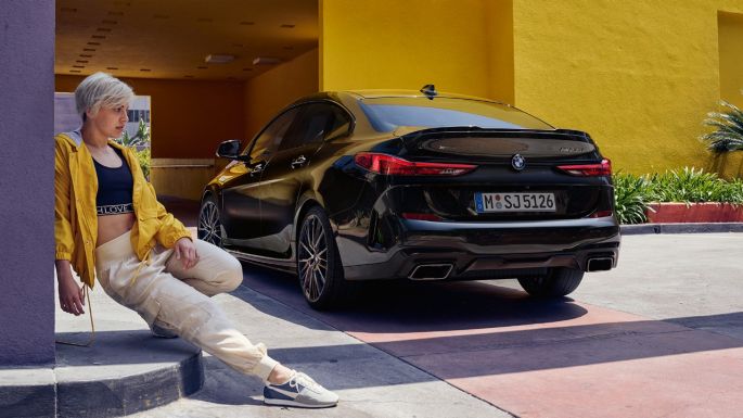 Partea spate a BMW M235i xDrive Gran Coupé Imagine cu trei sferturi din partea spate atletică a BMW M235i xDrive Gran Coupé, în Negru Sapphire metalizat, F44, 2020