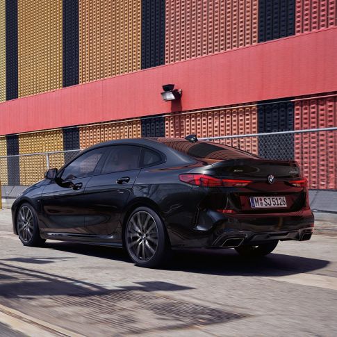 Linia în stil coupé a BMW M235i xDrive Gran Coupé Imagine cu trei sferturi din partea laterală a BMW M235i xDrive Gran Coupé şi linia sa în stil coupé, în Negru Sapphire metalizat, F44, 2020