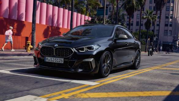 Sistemul Performance Control al BMW M235i xDrive Gran Coupé Imagine cu trei sferturi din partea frontală a BMW M235i xDrive Gran Coupé cu sistem Performance Control, în Negru Sapphire metalizat, F44