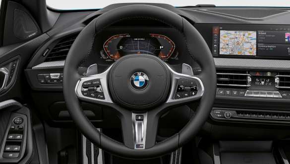 Direcţia M Sport a BMW M235i xDrive Gran Coupé Imagine în prim-plan cu direcţia M Sport a BMW M235i xDrive Gran Coupé, F44