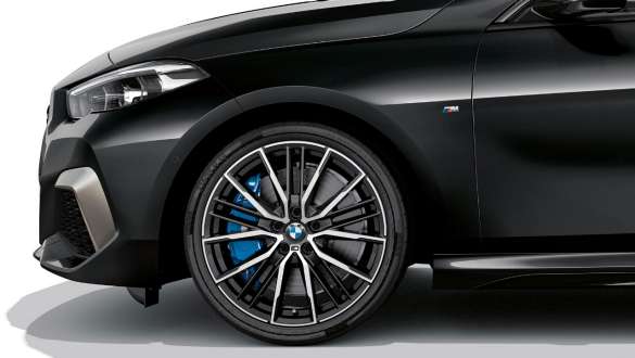 Frânele M Sport ale BMW M235i xDrive Gran Coupé Frânele M Sport ale BMW M235i xDrive Gran Coupé, în Negru Sapphire metalizat, F44