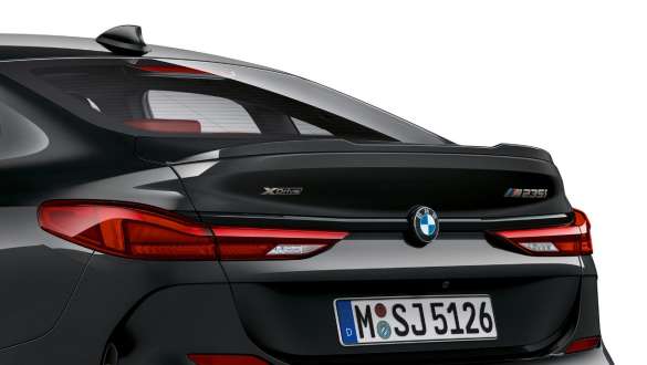 Spoiler M pentru partea spate a BMW M235i xDrive Gran Coupé Imagine în prim-plan cu spoilerul M pentru partea spate a BMW M235i xDrive Gran Coupé, în Negru Sapphire metalizat, F44