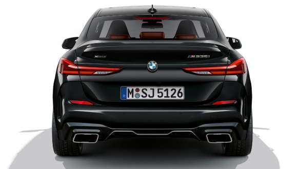 Sistemul de evacuare M al BMW M235i xDrive Gran Coupé Imagine în prim-plan cu sistemul de evacuare M al BMW M235i xDrive Gran Coupé, în Negru Sapphire metalizat, F44