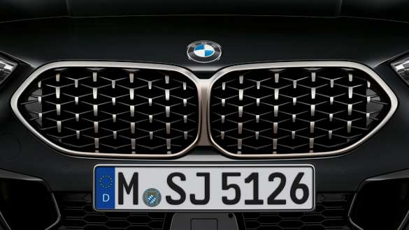 Grila radiatorului BMW cu design „Mesh” a BMW M235i xDrive Gran Coupé Imagine în prim-plan cu grila radiatorului BMW cu design „Mesh” a BMW M235i xDrive Gran Coupé, în Negru Sapphire metalizat, F44