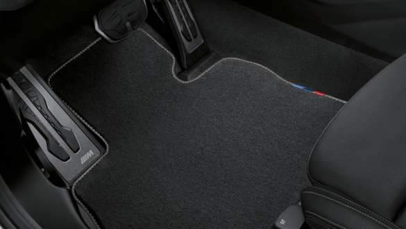 Covoraşele din velur ale BMW M235i xDrive Gran Coupé Imagine în prim-plan cu covoraşele din velur ale BMW M235i xDrive Gran Coupé, F44