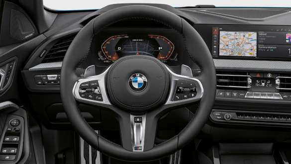 Volanul M îmbrăcat în piele al BMW M235i xDrive Gran Coupé Imagine în prim-plan cu volanul M îmbrăcat în piele al BMW M235i xDrive Gran Coupé, F44