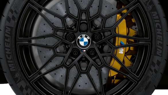 Frânele M Carbon cu discuri din ceramică ale BMW M3 Competition Sedan G80 2020 Imagine în prim plan cu frânele M Carbon cu discuri din ceramică ale BMW M3 Competition Sedan G80 2020