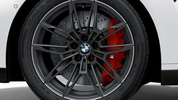 Frânele M din material compozit, în roşu lucios ale BMW M3 Competition Sedan G80 2020 Imagine în prim plan cu roata şi frânele M din material compozit, în roşu lucios ale BMW M3 Competition Sedan G80 2020