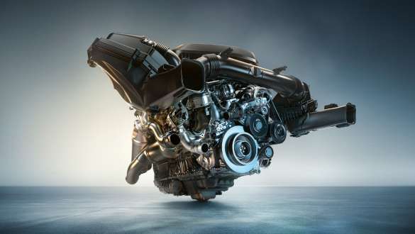 Motorul BMW M TwinPower Turbo pe benzină cu 6 cilindri în linie al BMW M3 Competition Sedan G80 2020 Imagine în prim plan cu motorul BMW M TwinPower Turbo pe benzină cu 6 cilindri în linie al BMW M3 Competition Sedan G80 2020