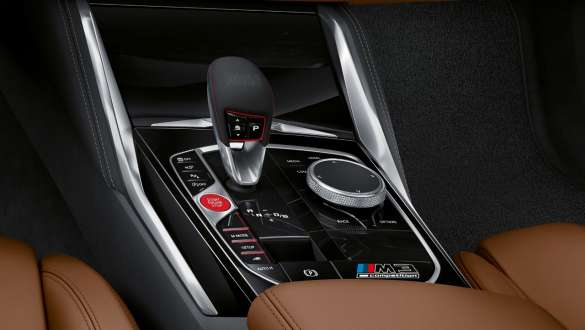 Transmisia M Steptronic cu 8 trepte a BMW M3 Competition Sedan G80 2020 Imagine în prim plan cu schimbătorul de viteze al transmisiei M Steptronic cu 8 trepte a BMW M3 Competition Sedan G80 2020