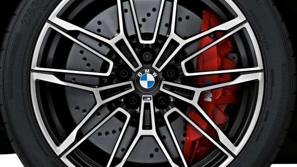 Frânele M din material compozit, în roşu lucios ale BMW M3 Sedan G80 2020 Imagine în prim plan cu roata şi frânele M din material compozit, în roşu lucios ale BMW M3 Sedan G80 2020