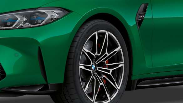 Arcadele roţilor faţă ale BMW M3 Sedan G80 2020 Imagine în prim plan din partea frontală cu arcadele roţii ale BMW M3 Sedan G80 2020 în Verde Isle of Man metalizat