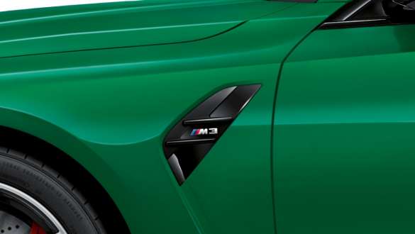 Prizele de aer laterale M ale BMW M3 Sedan G80 2020 Imagine în prim plan cu prizele laterale M ale BMW M3 Sedan G80 2020 în Verde Isle of Man