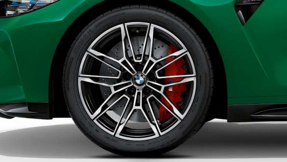 Jantele M forjate de 19”/20”, tip 825 M, Negru bicolor ale BMW M3 Sedan G80 2020 Imagine în prim plan cu jantele M forjate de 19”/20”, tip 825 M, Negru bicolor ale BMW M3 Sedan G80 2020