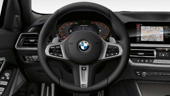 Volanul M îmbrăcat în piele al BMW M340i xDrive Sedan G20 2020 Imagine din habitaclul interior cu volanul M îmbrăcat în piele al BMW M340i xDrive Sedan G20 2020