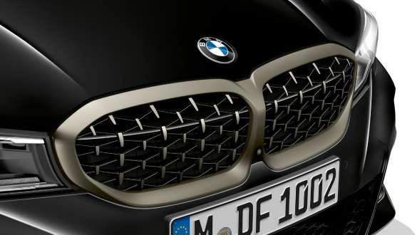 Pachetul M Aerodinamic pentru BMW M340i xDrive Sedan G20 2020 Imagine în prim plan din partea frontală cu pachetul M Aerodinamic al BMW M340i xDrive Sedan G20 2020 în Negru Sapphire metalizat