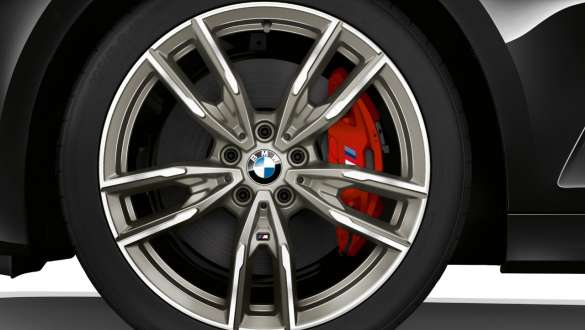 Frânele M Sport ale BMW M340i xDrive Sedan G20 2020 Imagine în prim plan cu roata şi frânele M Sport ale BMW M340i xDrive Sedan G20 2020