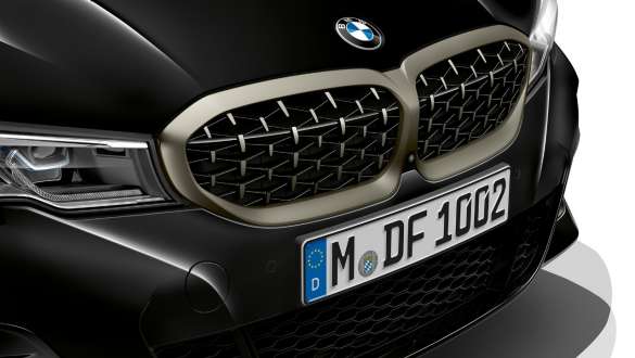 Tehnologia „Mild Hybrid” a BMW M340i xDrive Sedan G20 2020 Imagine în prim plan din partea frontală cu tehnologia hibridă a BMW M340i xDrive Sedan G20 2020 în Negru Sapphire metalizat