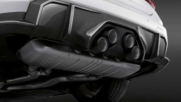 Sistemul de evacuare M Performance din titan al BMW M3 Sedan G80 2020 Imagine în prim plan cu sistemul de evacuare M Performance din titan al BMW M3 Sedan G80 2020