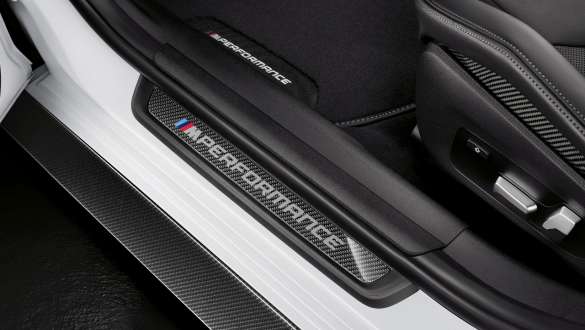 Ornamentul de prag M Performance din fibră de carbon al BMW M3 Sedan G80 2020 Imagine în prim plan cu ornamentul de prag M Performance din fibră de carbon al BMW M3 Sedan G80 2020