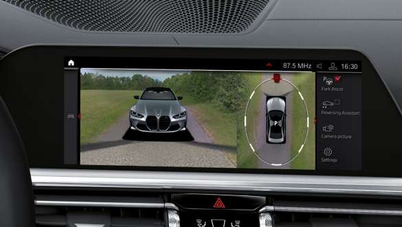 Asistent „Plus” la parcare pentru modelele BMW M Seria 3 Sedan G80 G20 Imagine din interiorul BMW M Seria 3 Sedan G80 20, cu Asistent „Plus” la parcare pe Control Display