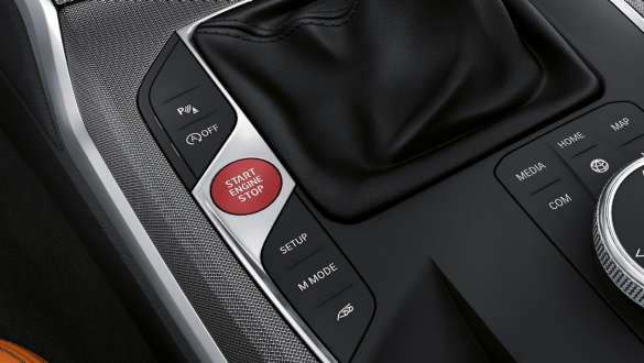 Interior cu butonul Start/Stop roşu al BMW M3 Sedan G80 2020 Butonul Start/Stop roşu din consola centrală a BMW M3 Sedan G80 2020