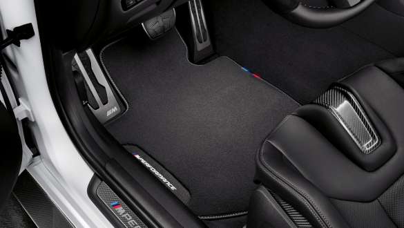 Covoraşe M Performance ale BMW M4 Coupé G82 2020 Imagine în prim plan din interior cu covoraşe M Performance ale BMW M4 Coupé G82 2020