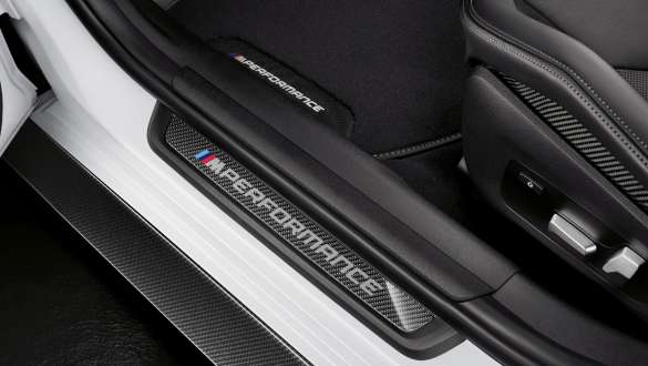 Ornamentul de prag M Performance din fibră de carbon al BMW M4 Coupé G82 2020 Imagine în prim plan cu ornamentul de prag M Performance din fibră de carbon al BMW M4 Coupé G82 2020
