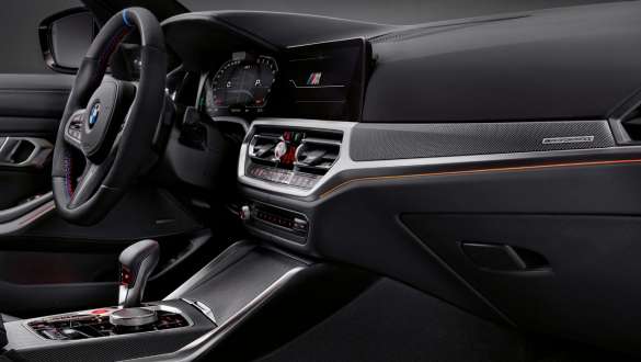 Ornamentele interioare M Performance din fibră de carbon ale BMW M4 Coupé G82 2020 Imagine în prim plan din interior cu ornamentele interioare M Performance din fibră de carbon ale BMW M4 Coupé G82 2020