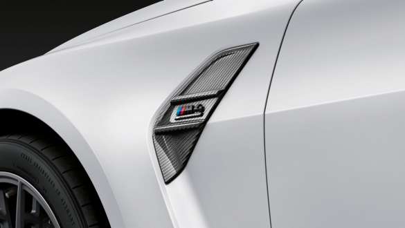 Elementul decorativ „Air Breather” M Performance din fibră de carbon al BMW M4 Coupé G82 2020 Imagine în prim plan cu elementul decorativ „Air Breather” M Performance din fibră de carbon al BMW M4 Coupé G82 2020