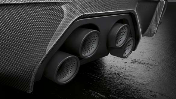 Sistemul de evacuare M Performance din titan al BMW M4 Coupé G82 2020 Imagine în prim plan cu sistemul de evacuare M Performance din titan al BMW M4 Coupé G82 2020
